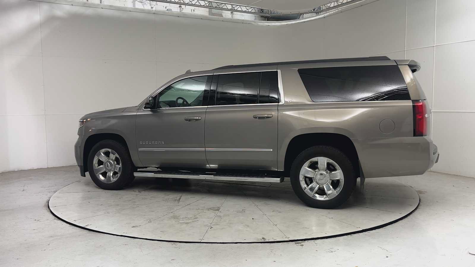 Used 2018 Chevrolet Suburban LT w/ LT Signature Package AWD/4WD image 4