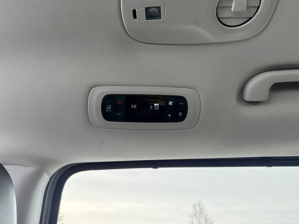 Used 2024 Chrysler Pacifica Touring-L image 30