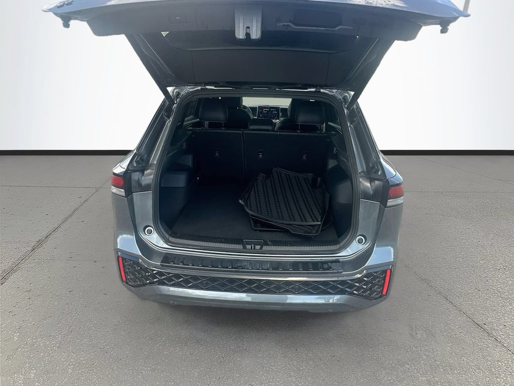 Used 2025 Volkswagen Tiguan SE R-Line FWD image 22