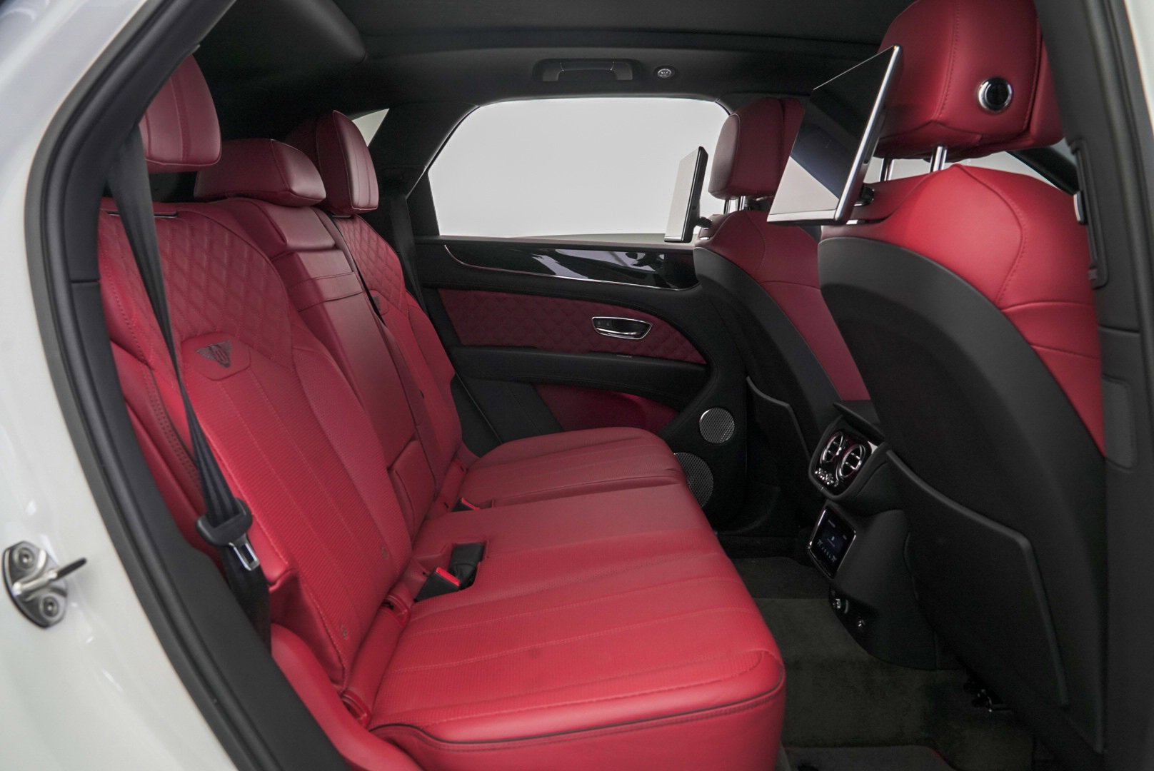 Used 2022 Bentley Bentayga image 40