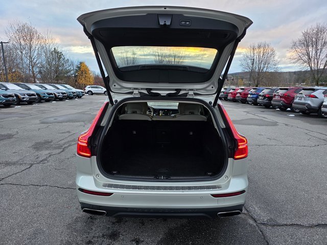 Used 2020 Volvo V60 T5 Cross Country image 10