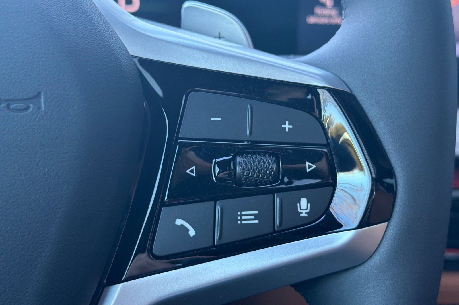 Used 2025 BMW 330i Sedan w/ Premium Package image 32