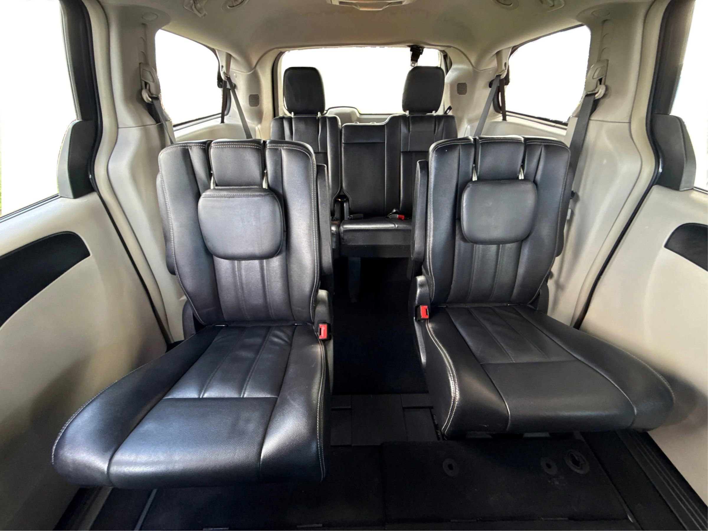 Used 2014 Chrysler Town & Country Touring image 27
