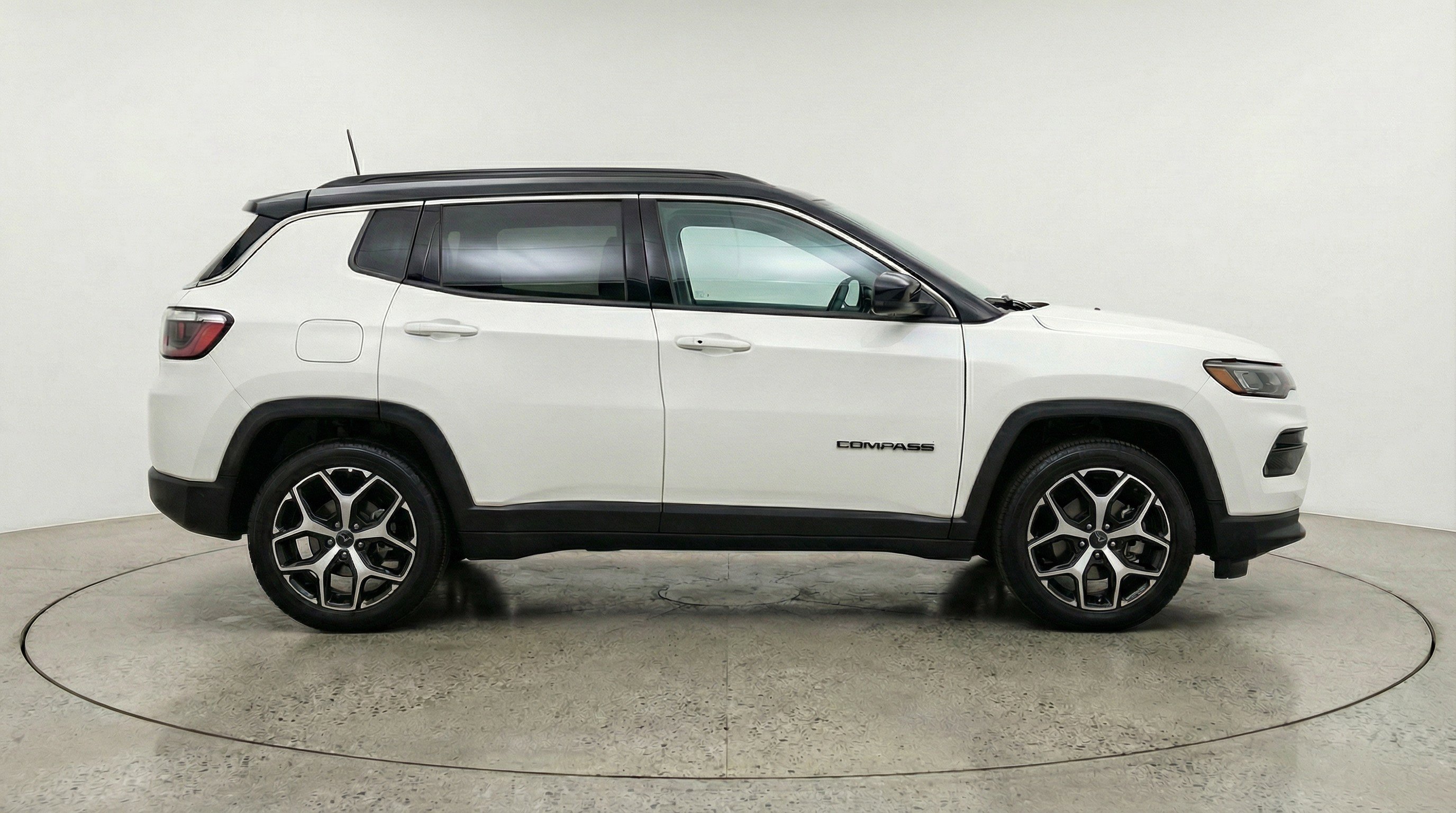Used 2025 Jeep Compass Limited image 11