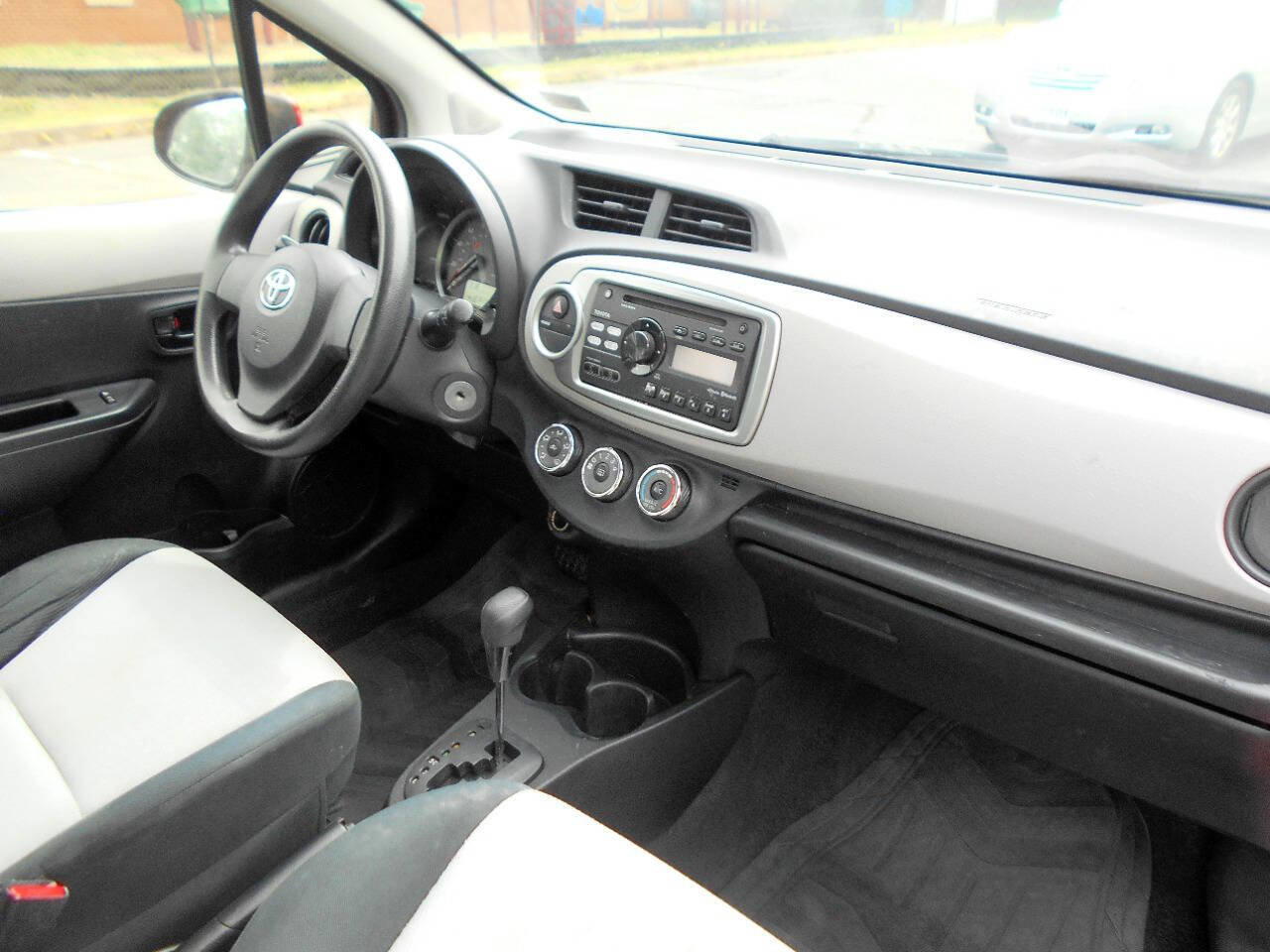 Used 2014 Toyota Yaris L FWD image 21