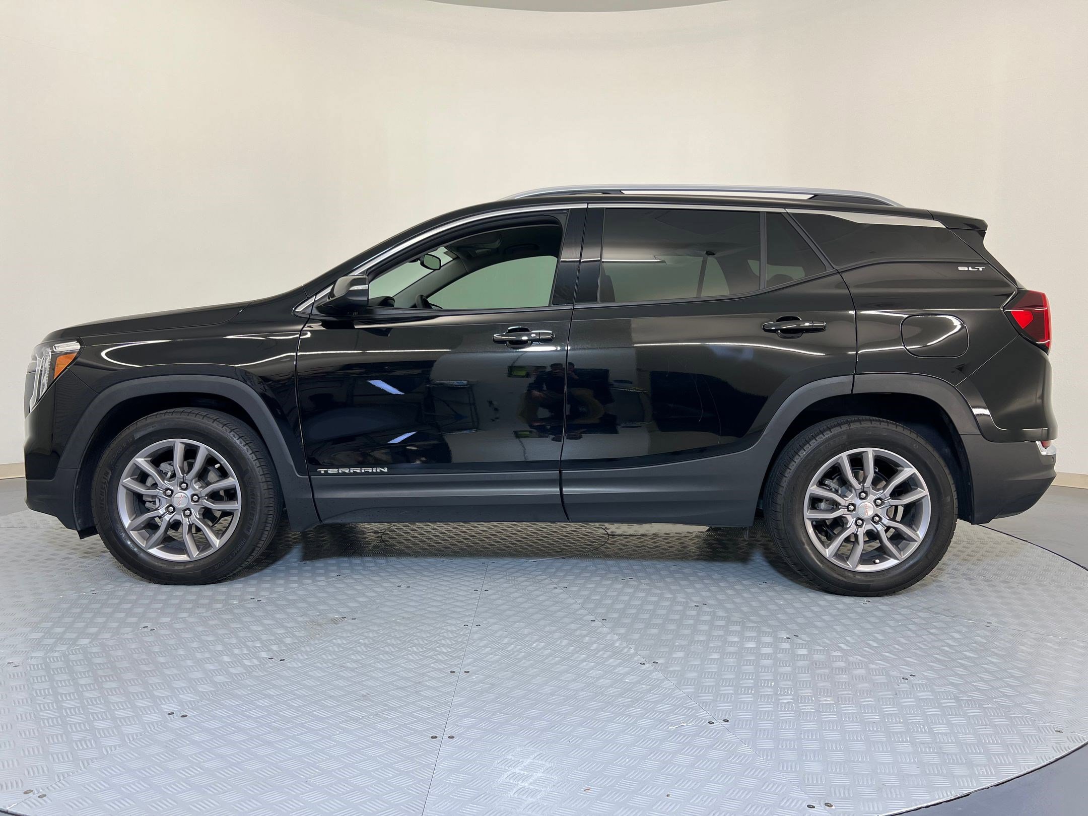 Used 2024 GMC Terrain SLT image 2