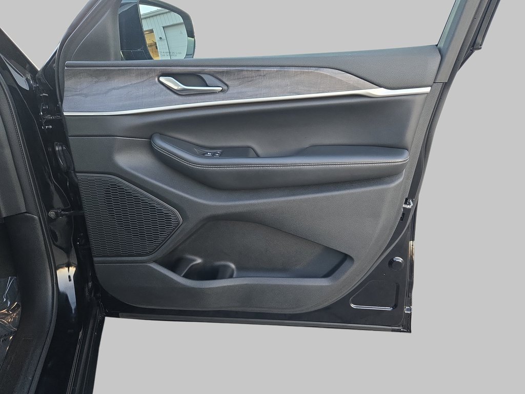 Used 2023 Jeep Grand Cherokee Limited image 11