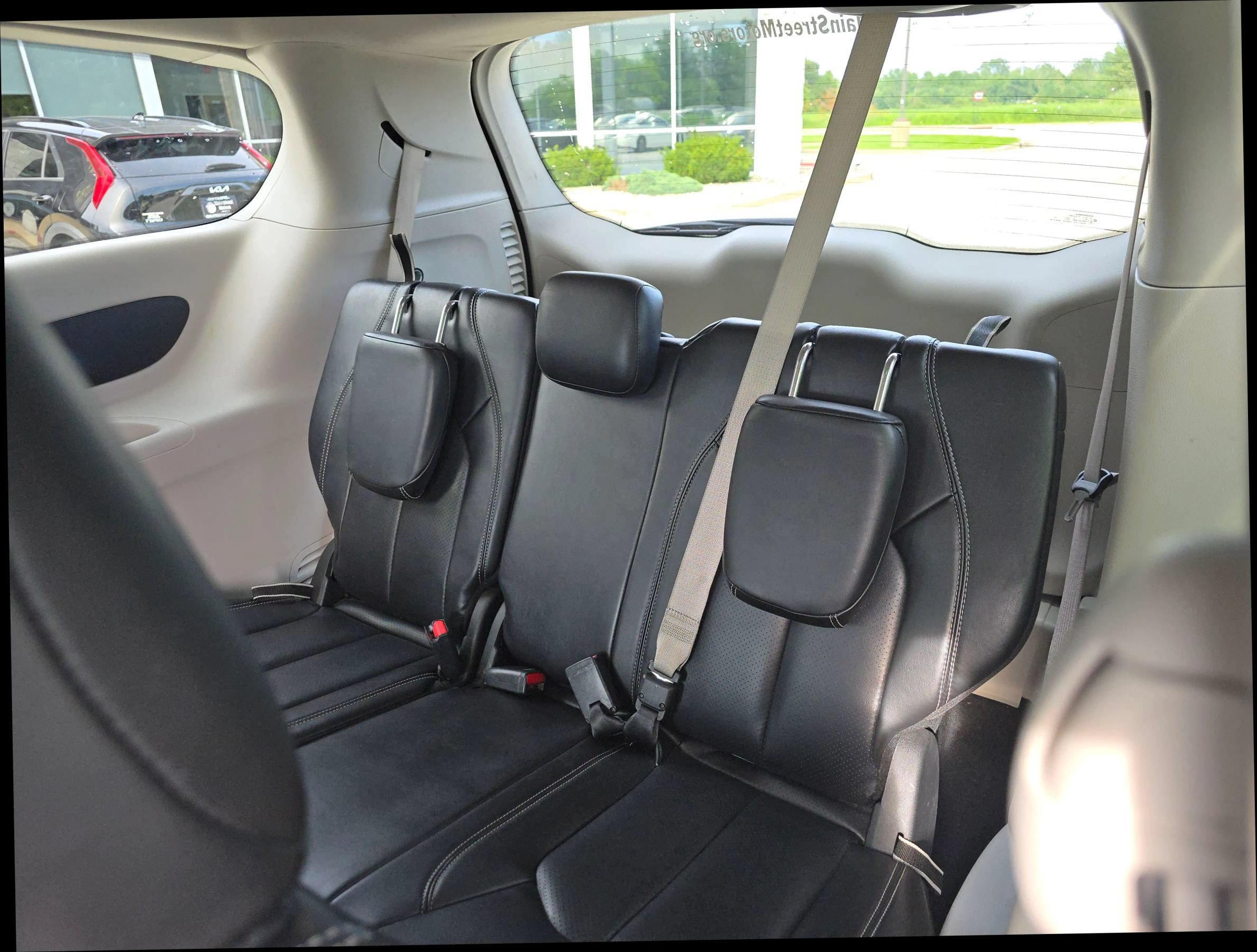 Used 2023 Chrysler Pacifica Touring-L FWD image 12
