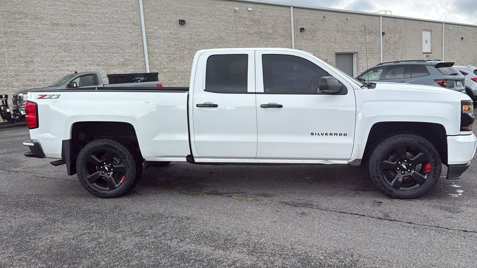 Used 2018 Chevrolet Silverado 1500 LT w/ Redline Edition image 4