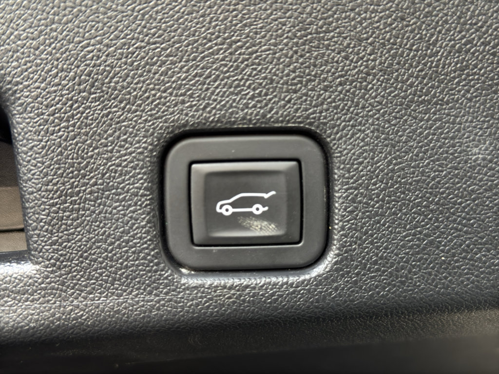 Used 2025 Chevrolet Traverse RS AWD/4WD image 23