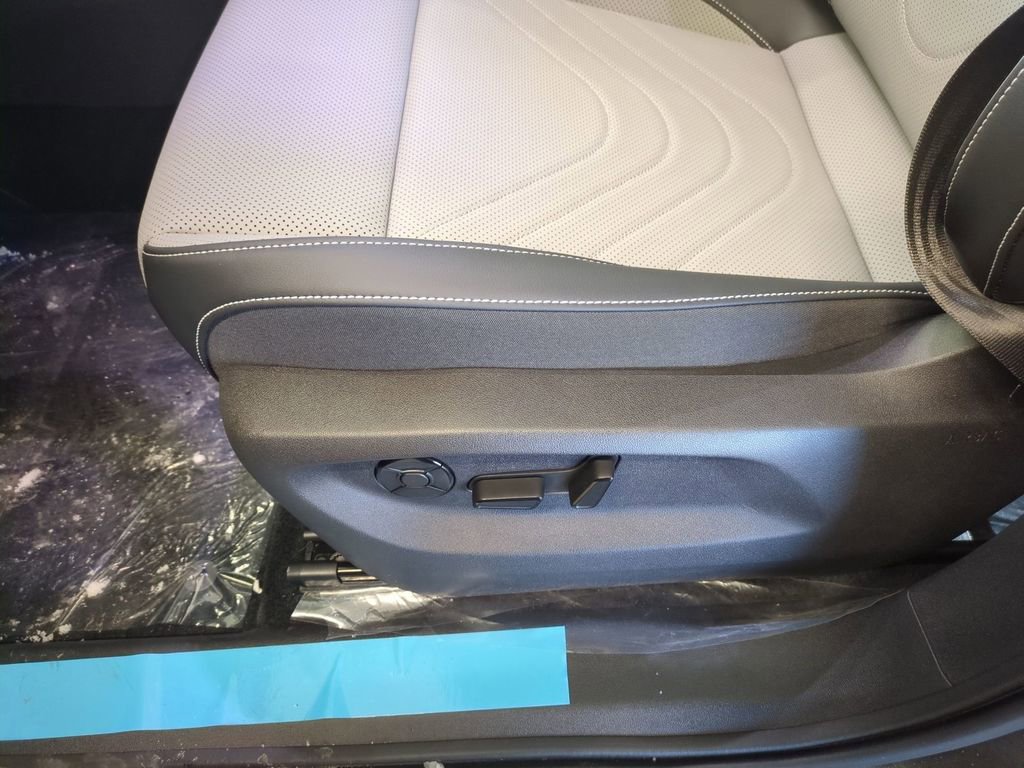 New 2026 Volkswagen Tiguan SE image 14