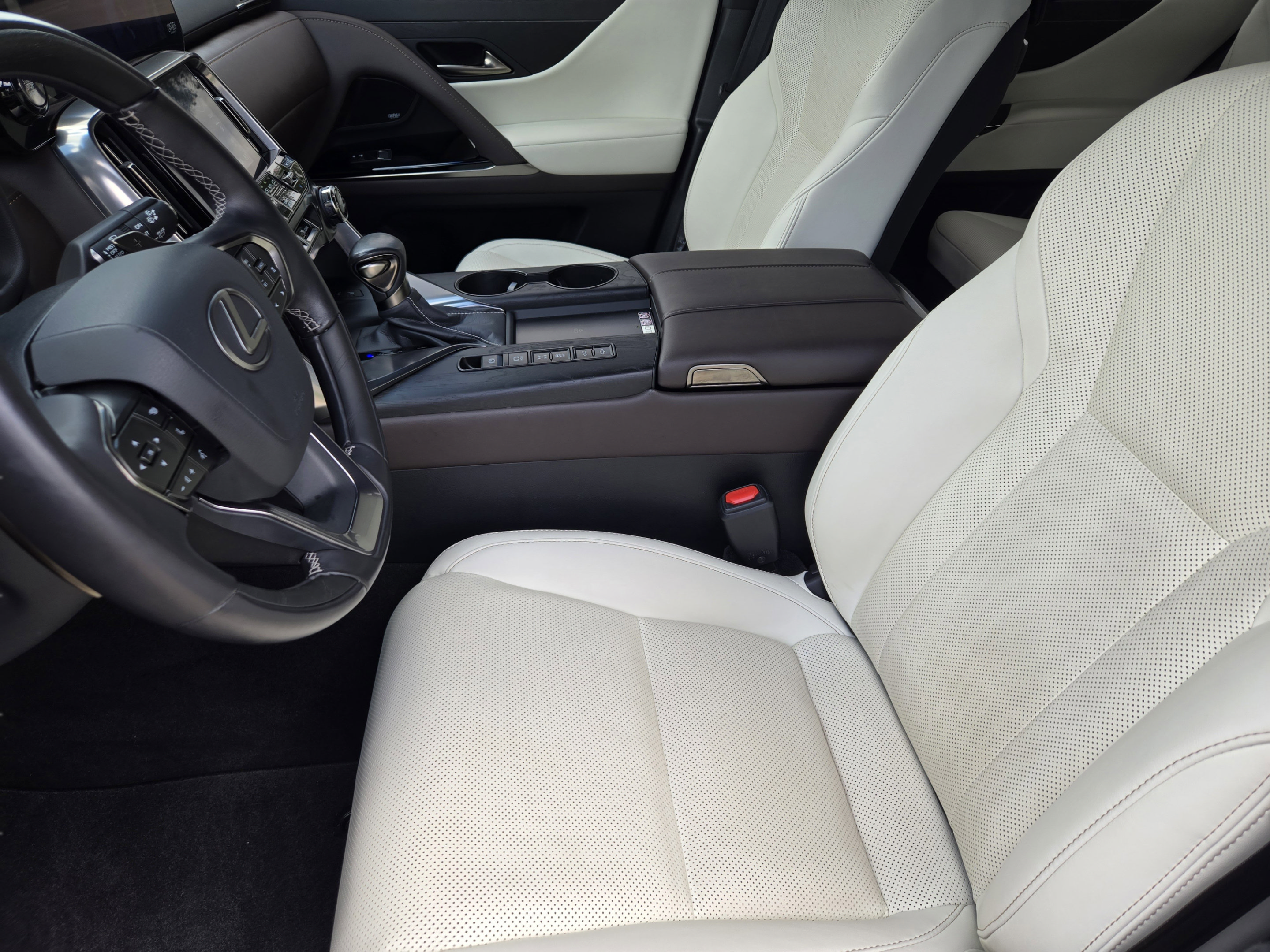Used 2023 Lexus LX 600 4WD w/ Appearance Package image 9