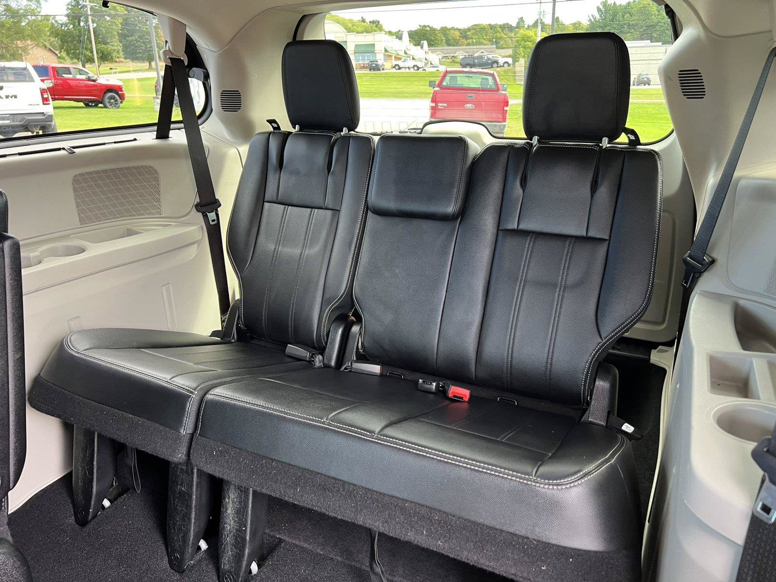 Used 2014 Chrysler Town & Country Touring-L w/ Driver Convenience Group FWD image 6