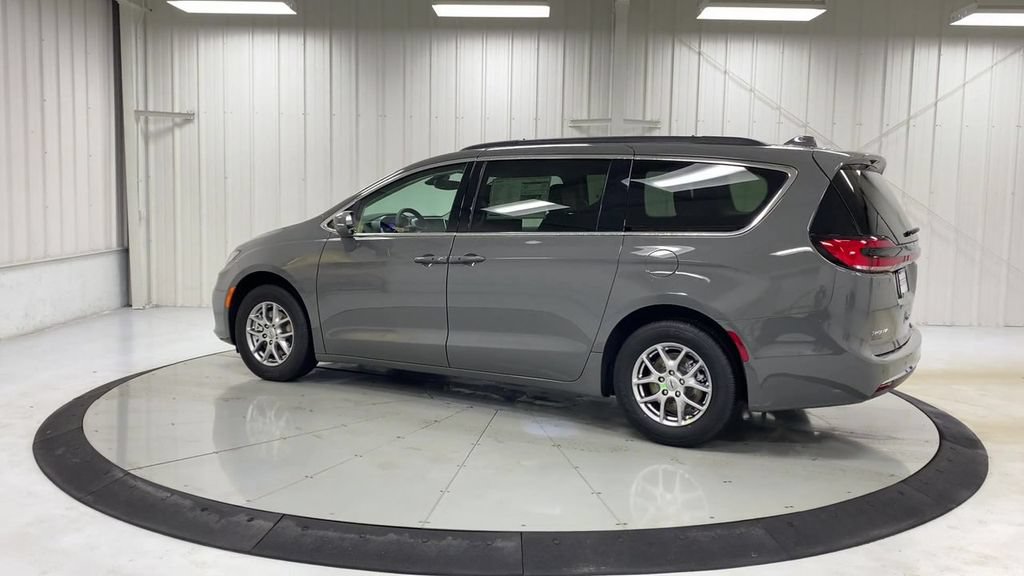 Used 2021 Chrysler Pacifica Touring w/ Uconnect Theater Family Group FWD image 6