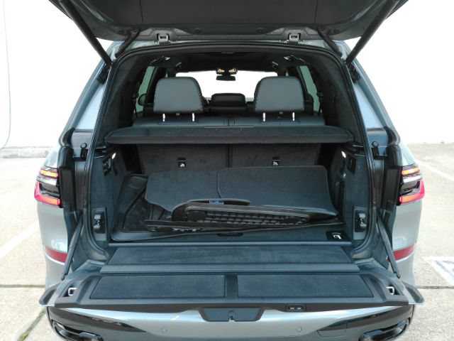 Used 2023 BMW X7 xDrive40i w/ M Sport Package AWD/4WD image 38