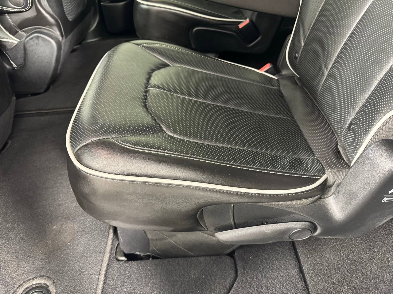 Used 2025 Chrysler Pacifica Limited FWD image 40