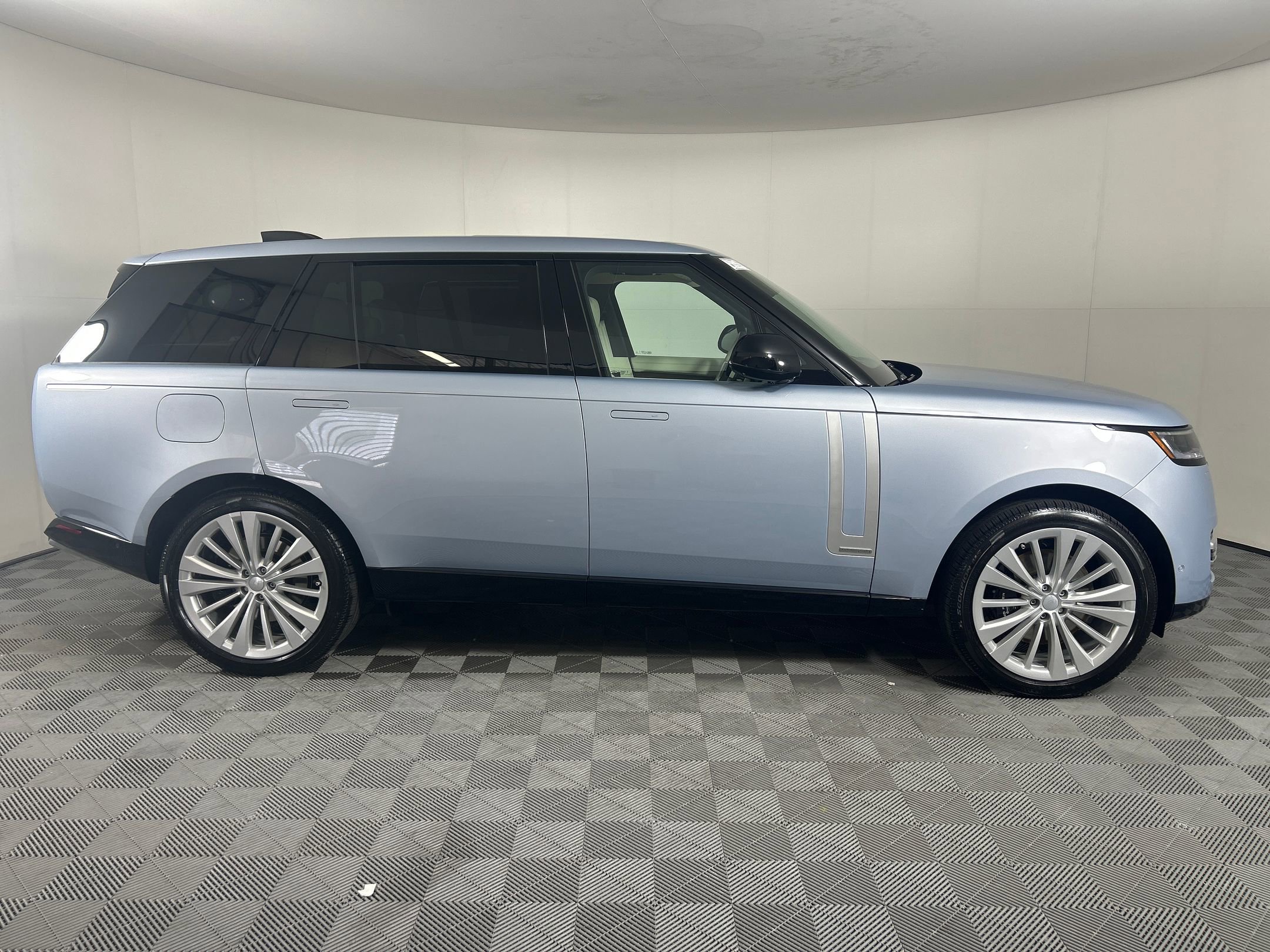 New 2025 Land Rover Range Rover Long Wheelbase Autobiography image 6