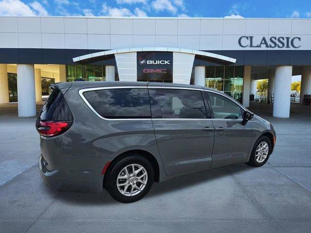 Used 2025 Chrysler Pacifica Select FWD image 8