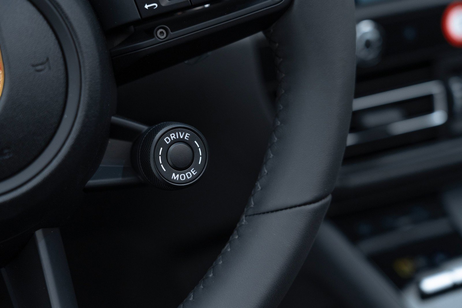 Certified 2025 Porsche Macan AWD/4WD image 29