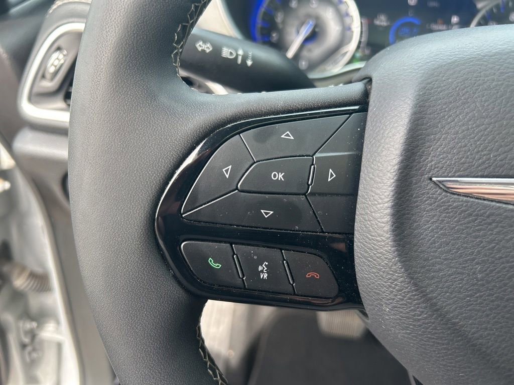 Used 2023 Chrysler Pacifica Limited w/ Uconnect Theater Family Group FWD image 24