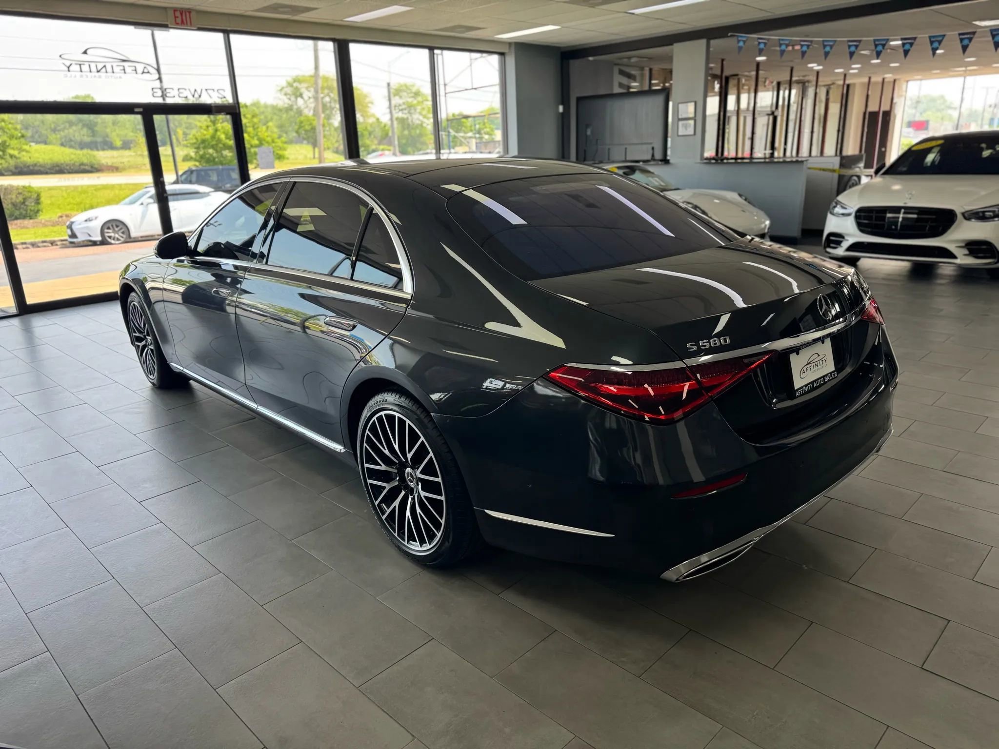 Used 2022 Mercedes-Benz S 580 4MATIC Sedan image 3