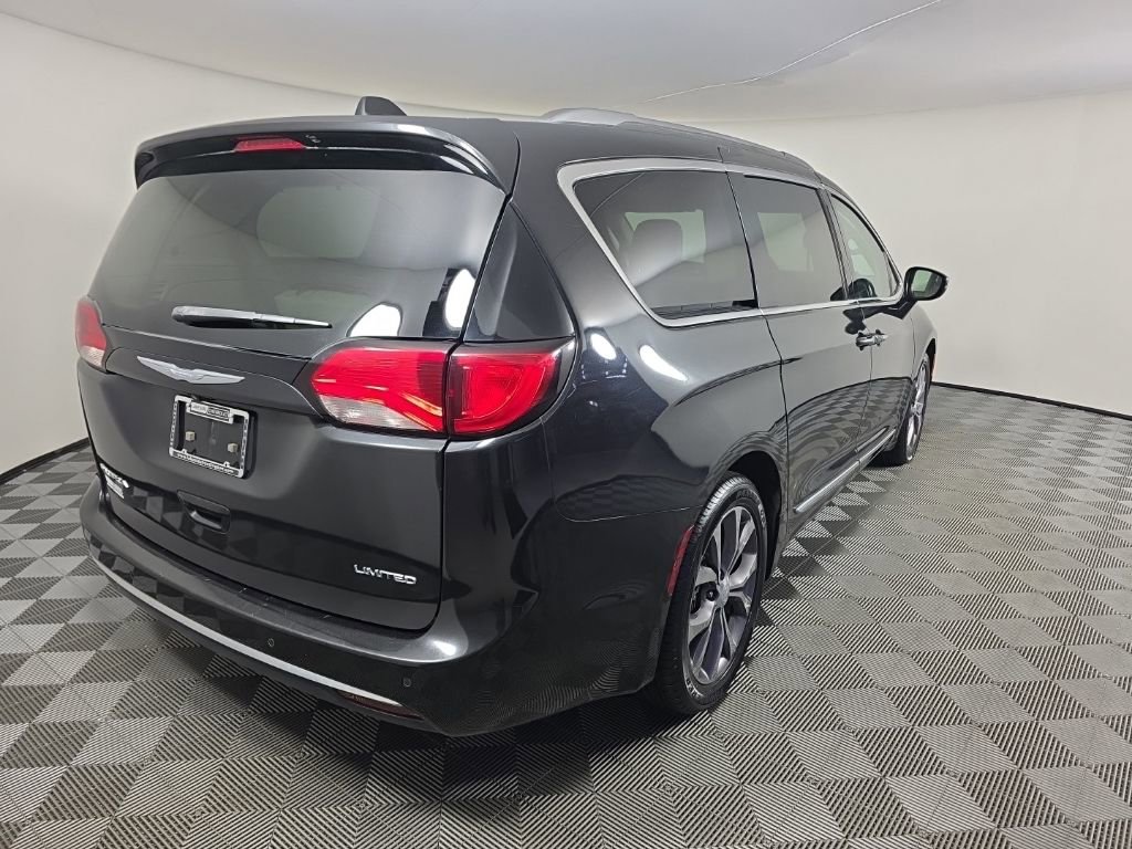 Used 2017 Chrysler Pacifica Limited image 5