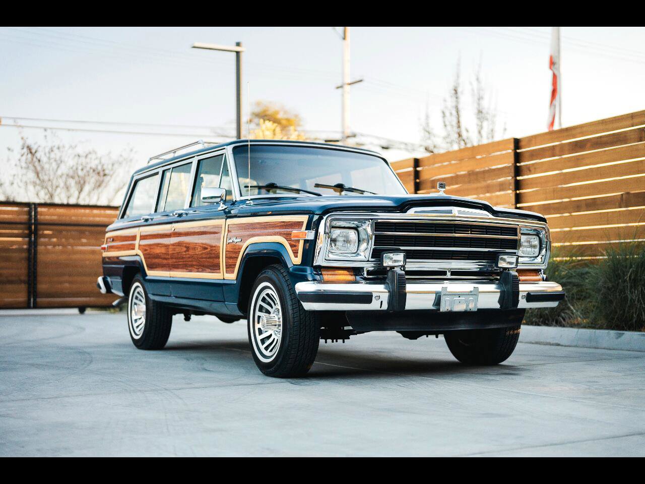 Used 1987 Jeep Grand Wagoneer image 1