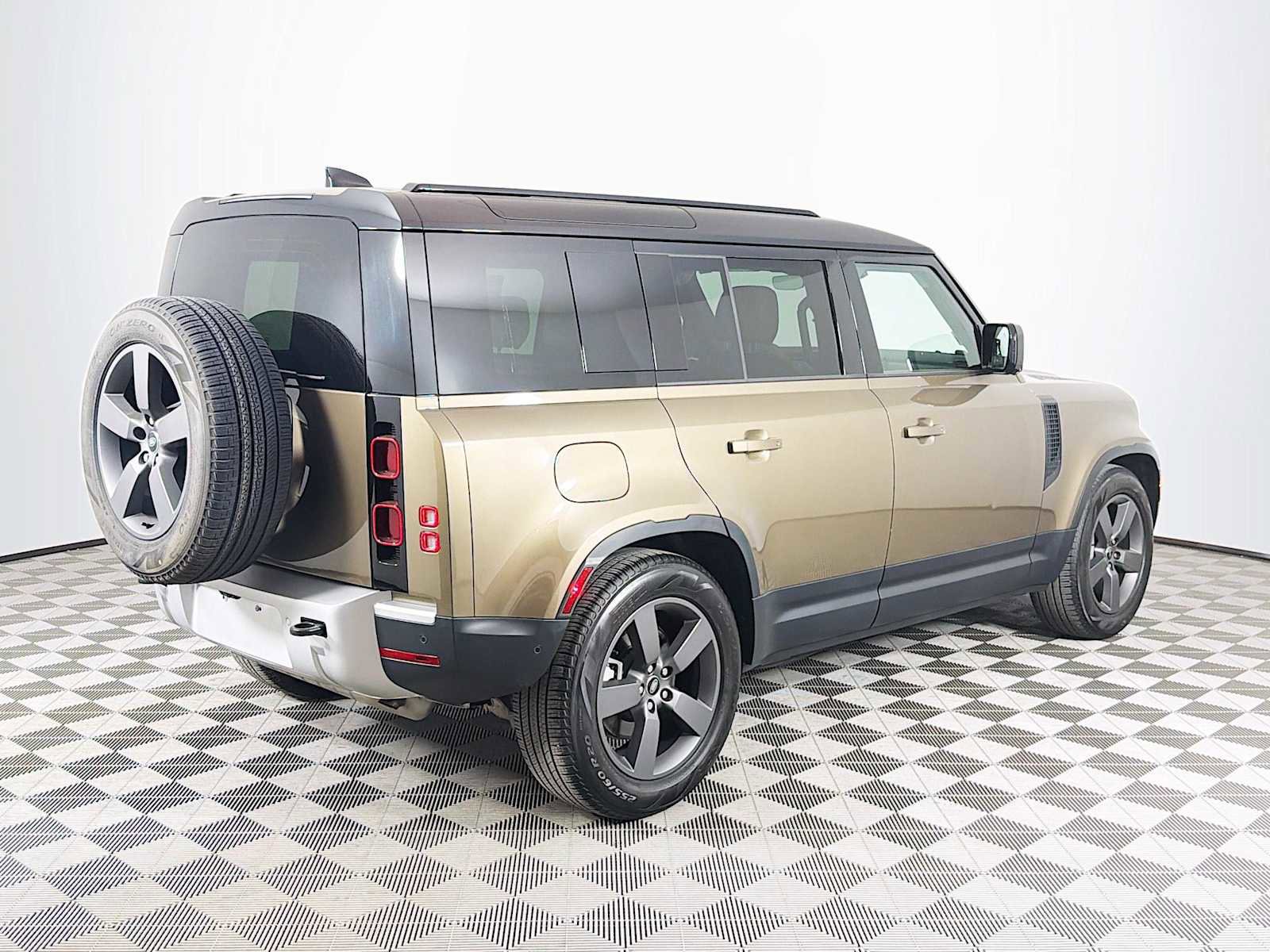 Used 2025 Land Rover Defender 110 S image 5