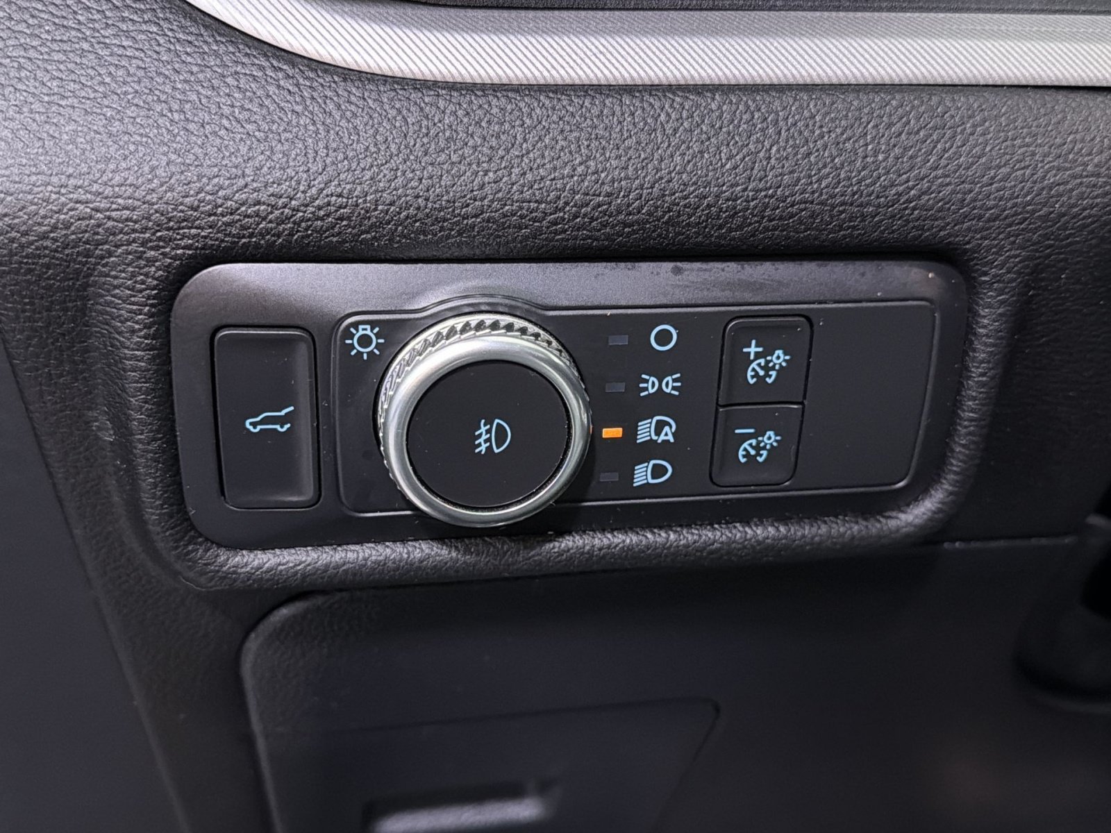 Used 2022 Ford Explorer XLT w/ Equipment Group 202A AWD/4WD image 34