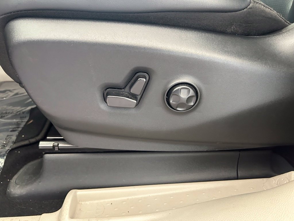 Used 2024 Chrysler Pacifica Touring-L FWD image 38