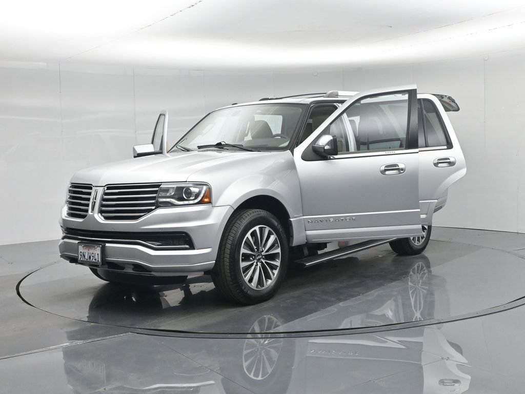 Used 2017 Lincoln Navigator Select image 14