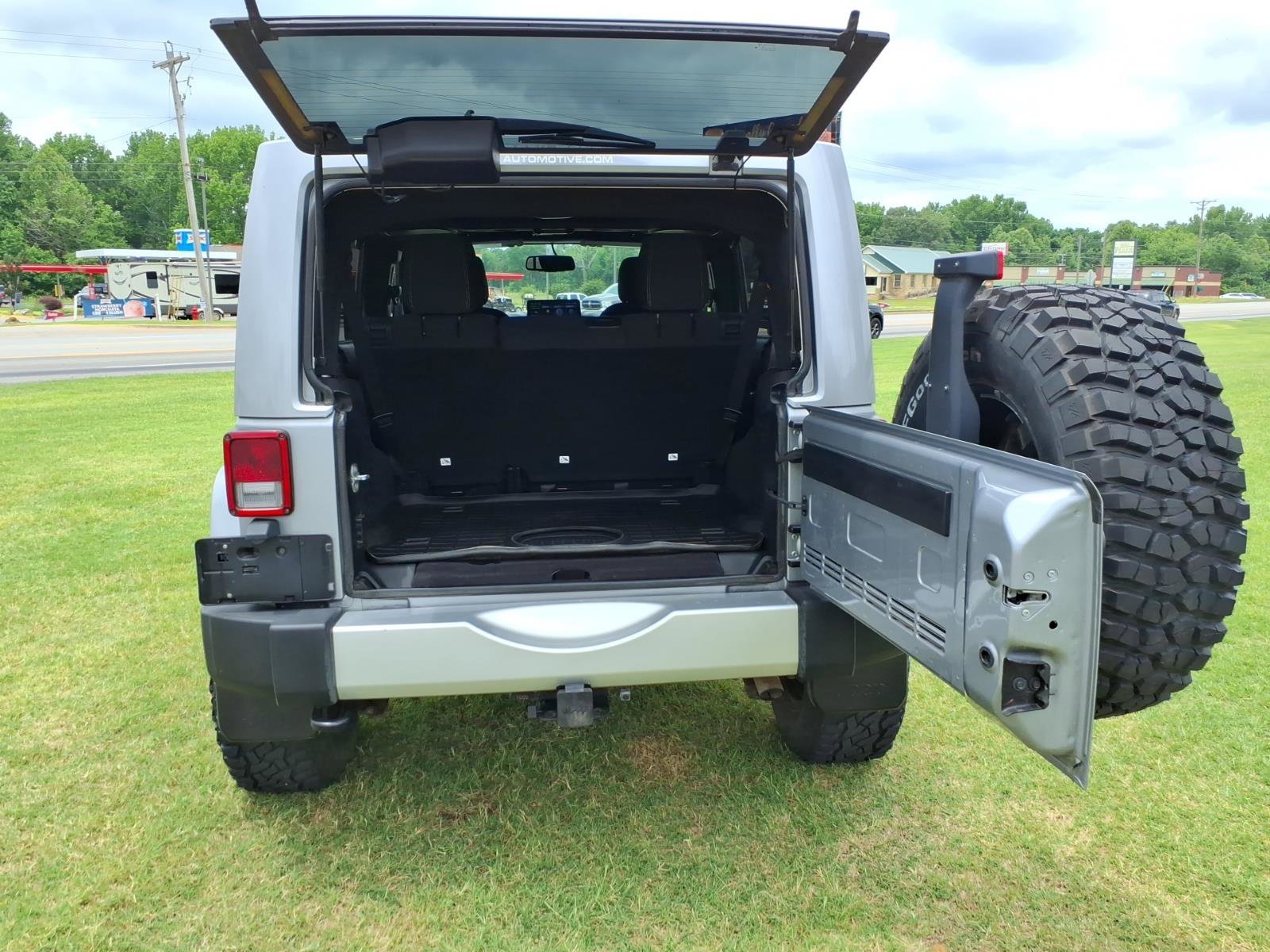 Used 2015 Jeep Wrangler Unlimited Sahara AWD/4WD image 5