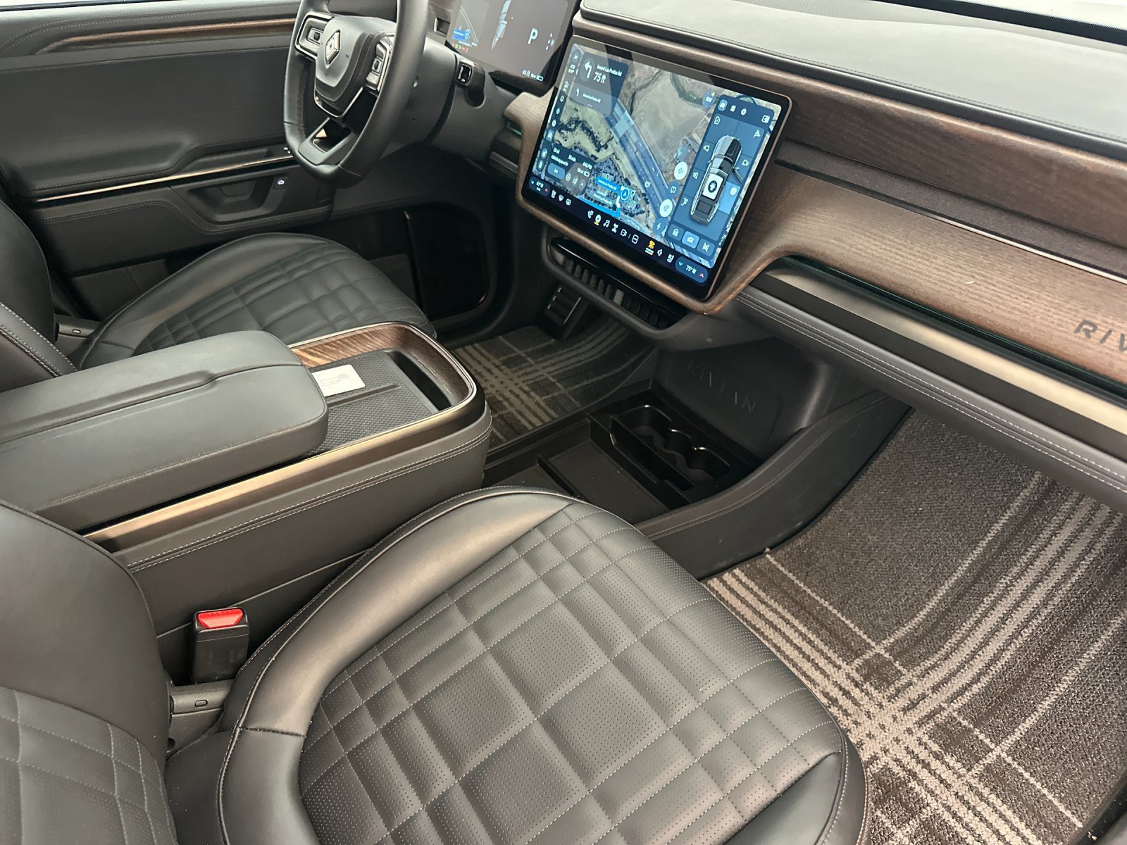Used 2025 Rivian R1S Premium Dual AWD/4WD image 16