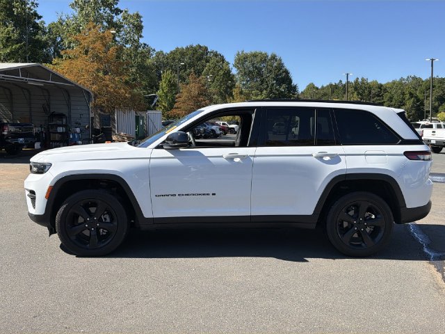 Used 2023 Jeep Grand Cherokee Altitude AWD/4WD image 2