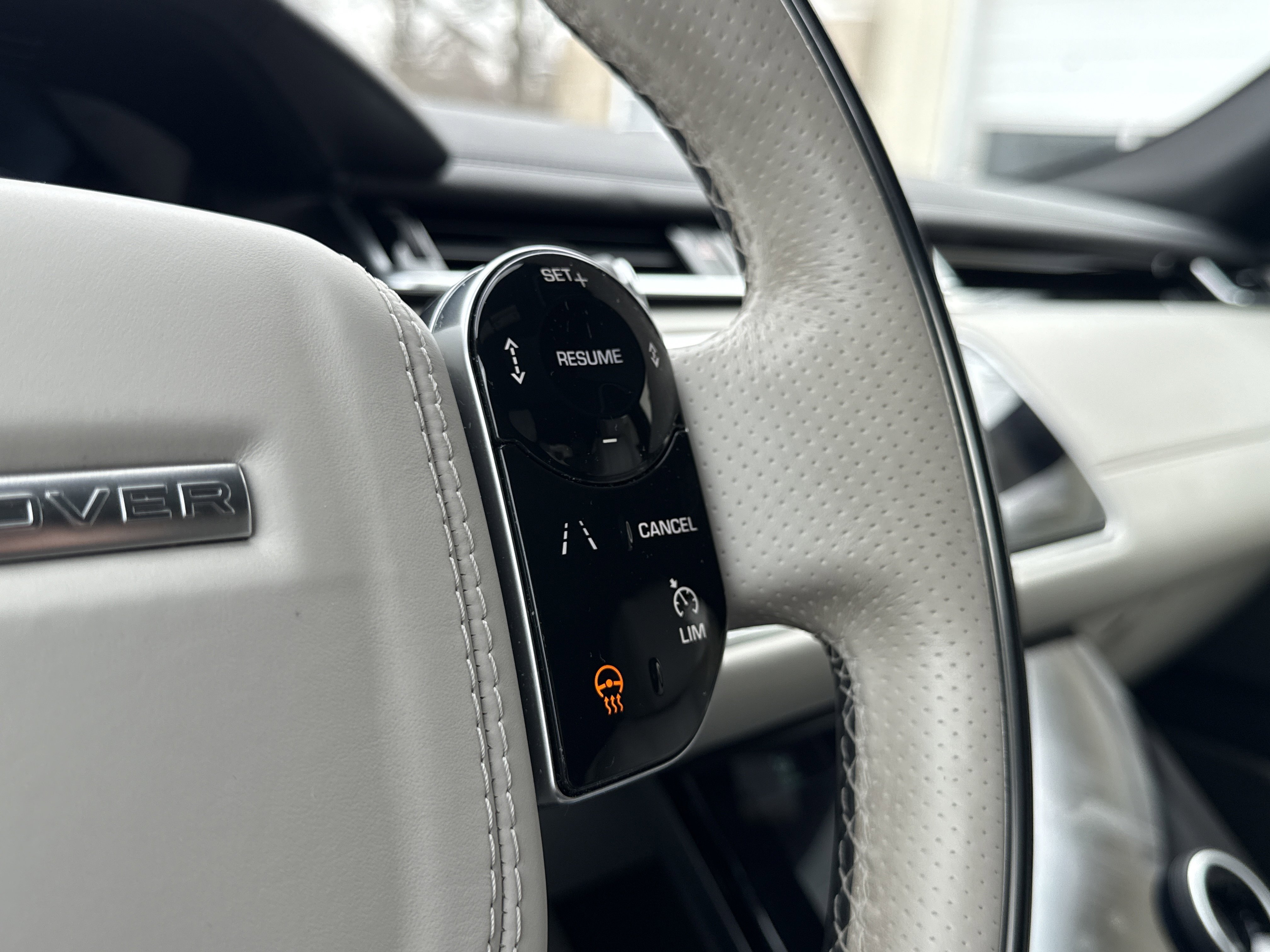 Used 2018 Land Rover Range Rover Velar R-Dynamic SE image 18