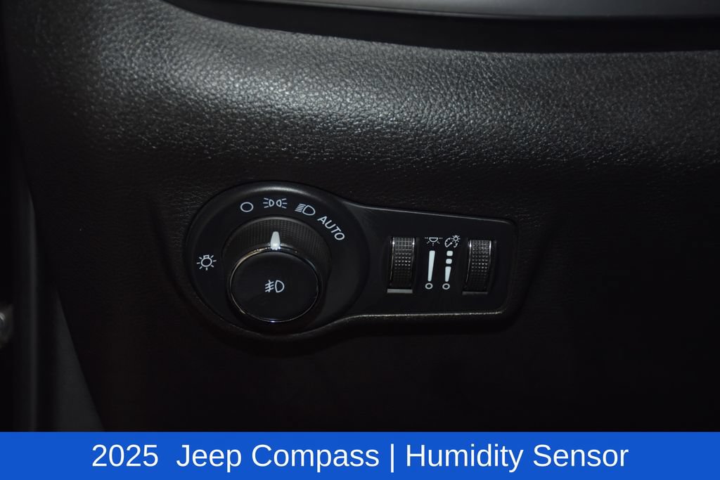 Used 2025 Jeep Compass Latitude w/ Sun & Sound Group AWD/4WD image 10