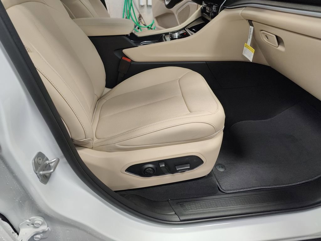 New 2025 Jeep Grand Cherokee Limited w/ Luxury Tech Group II image 32