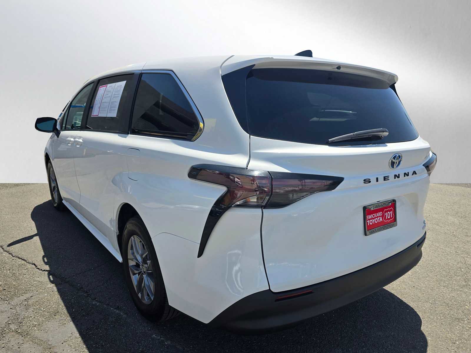 Used 2024 Toyota Sienna LE FWD image 5