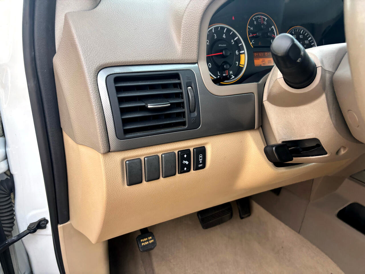 Used 2011 Nissan Armada SV image 18