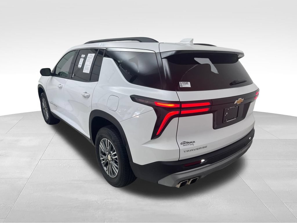 Used 2025 Chevrolet Traverse LT FWD image 3