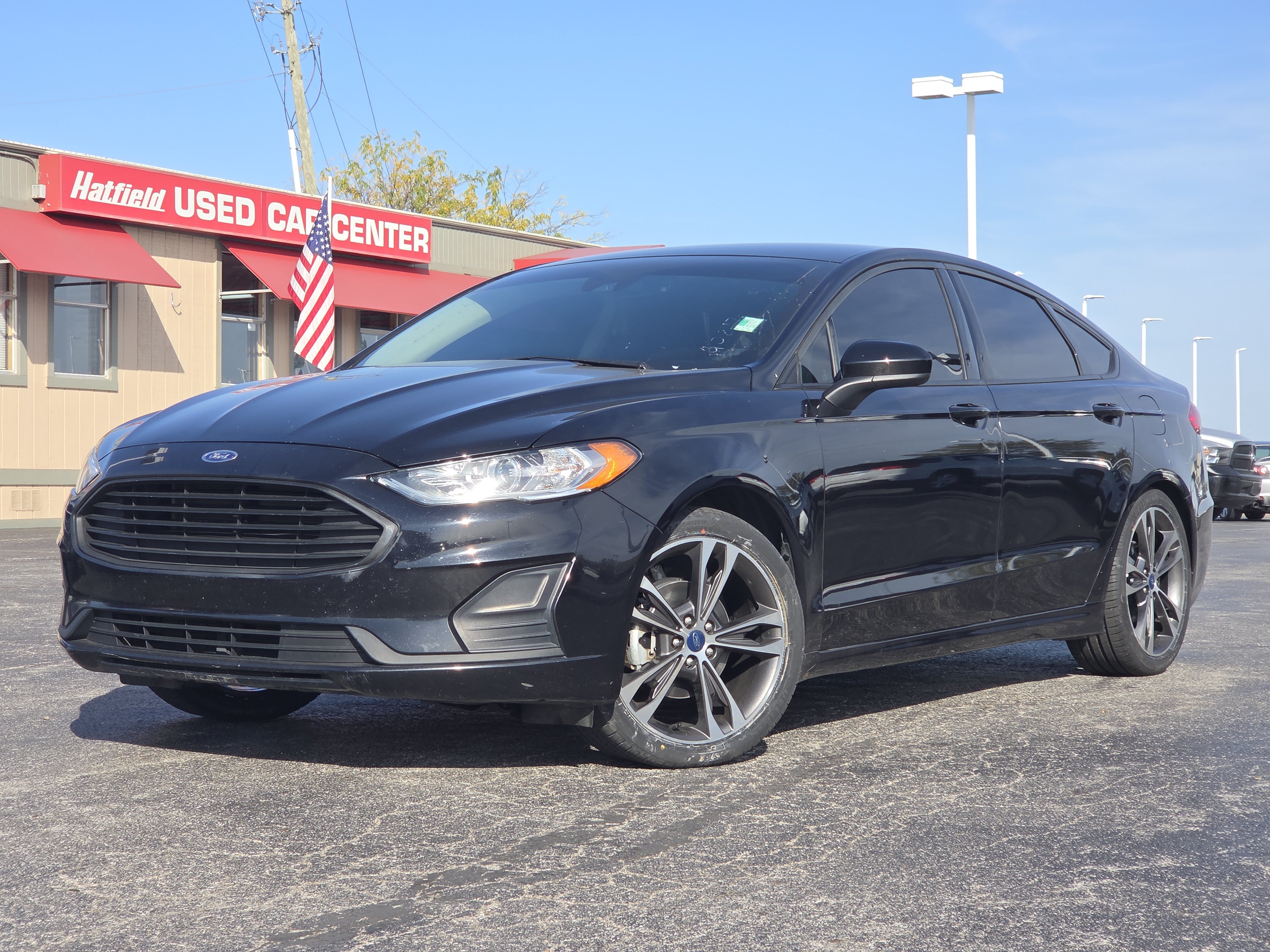 Used 2020 Ford Fusion SE FWD image 1