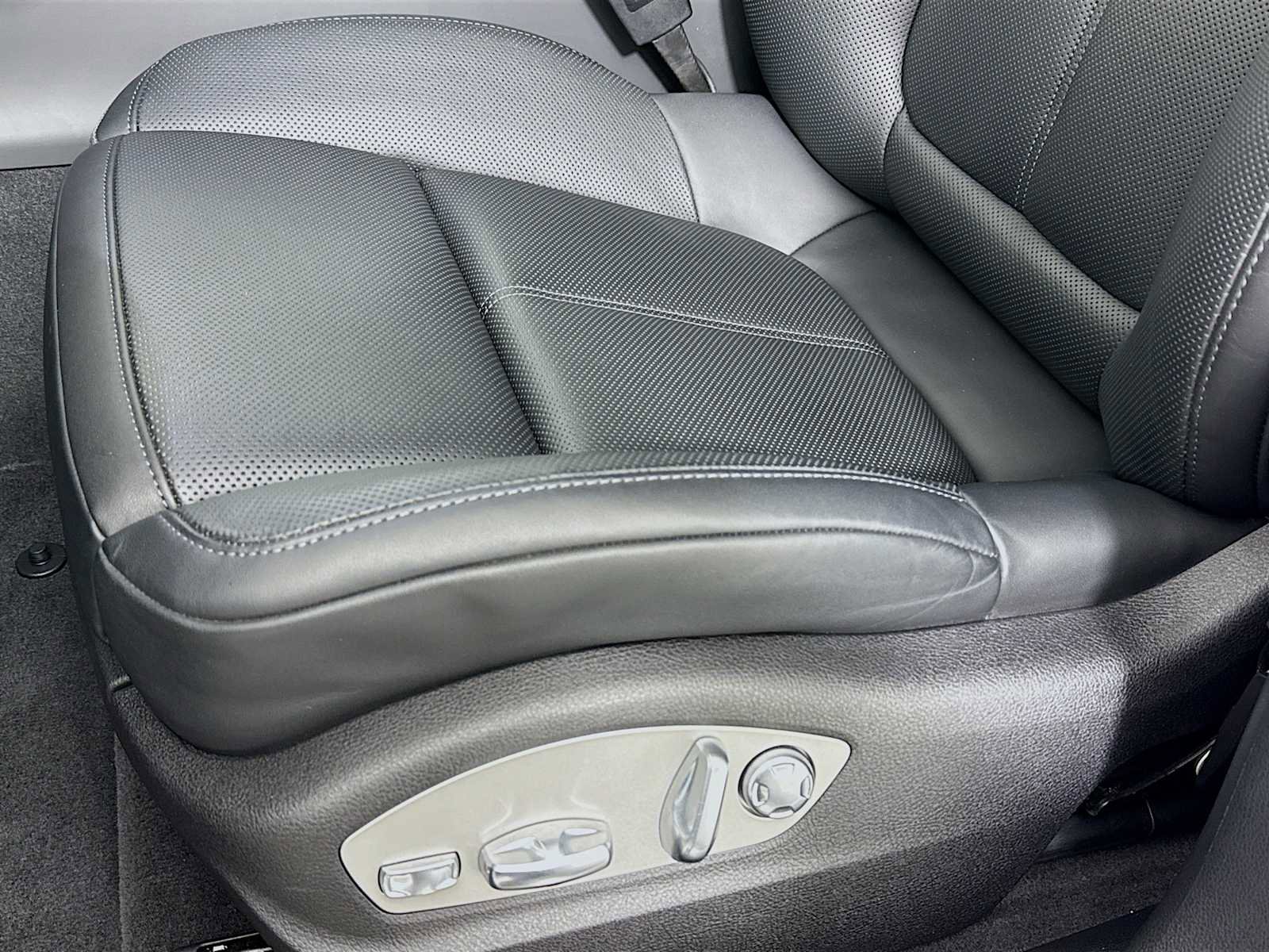 Certified 2025 Porsche Macan T image 13