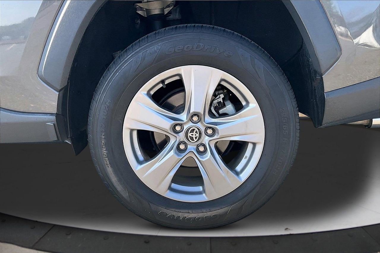 Used 2022 Toyota RAV4 XLE image 35