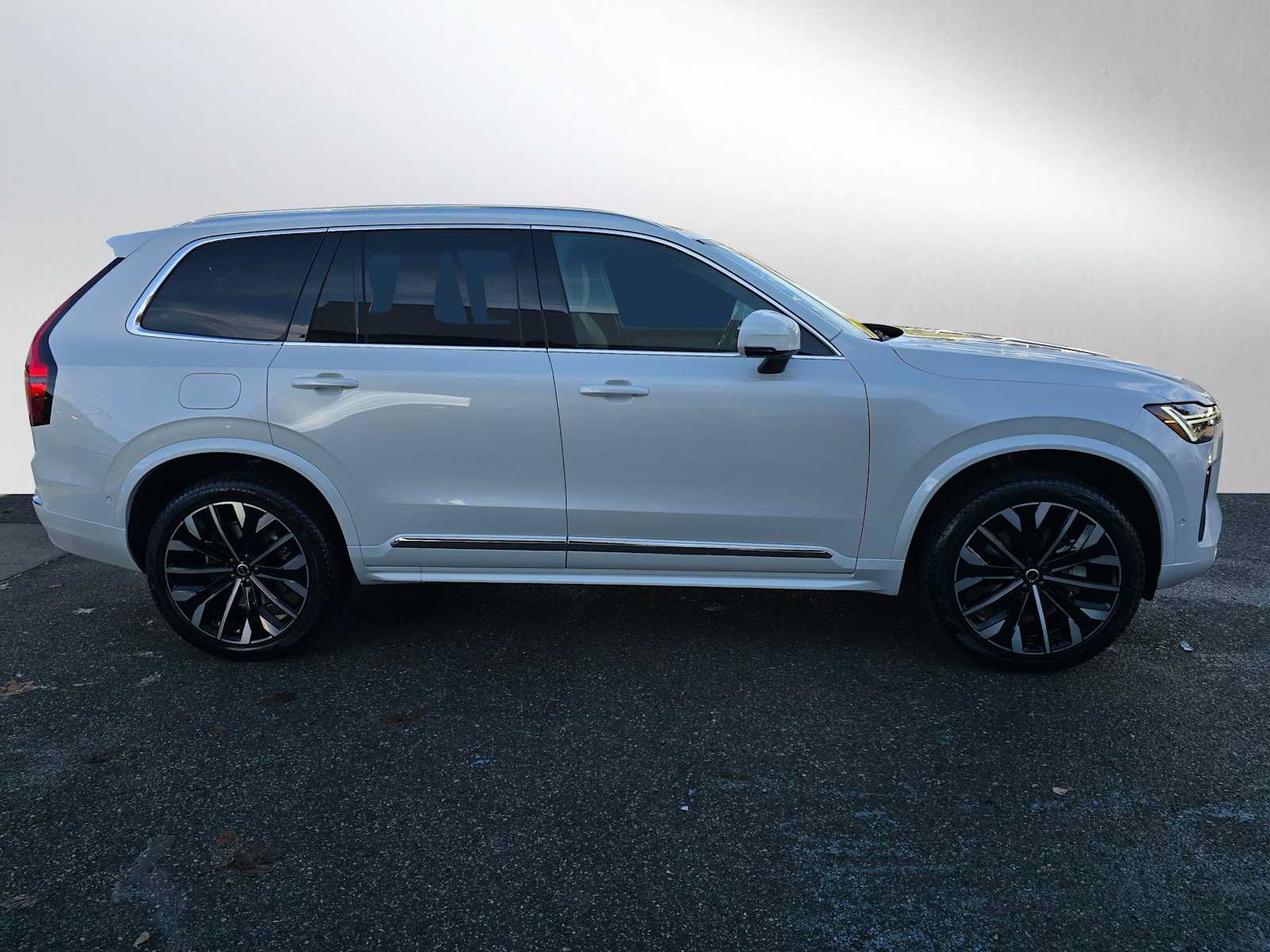 New 2026 Volvo XC90 B6 Plus w/ Protection Package Premier AWD/4WD image 2