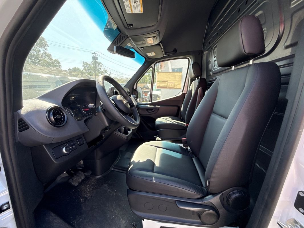 Used 2025 Mercedes-Benz Sprinter 2500 image 14