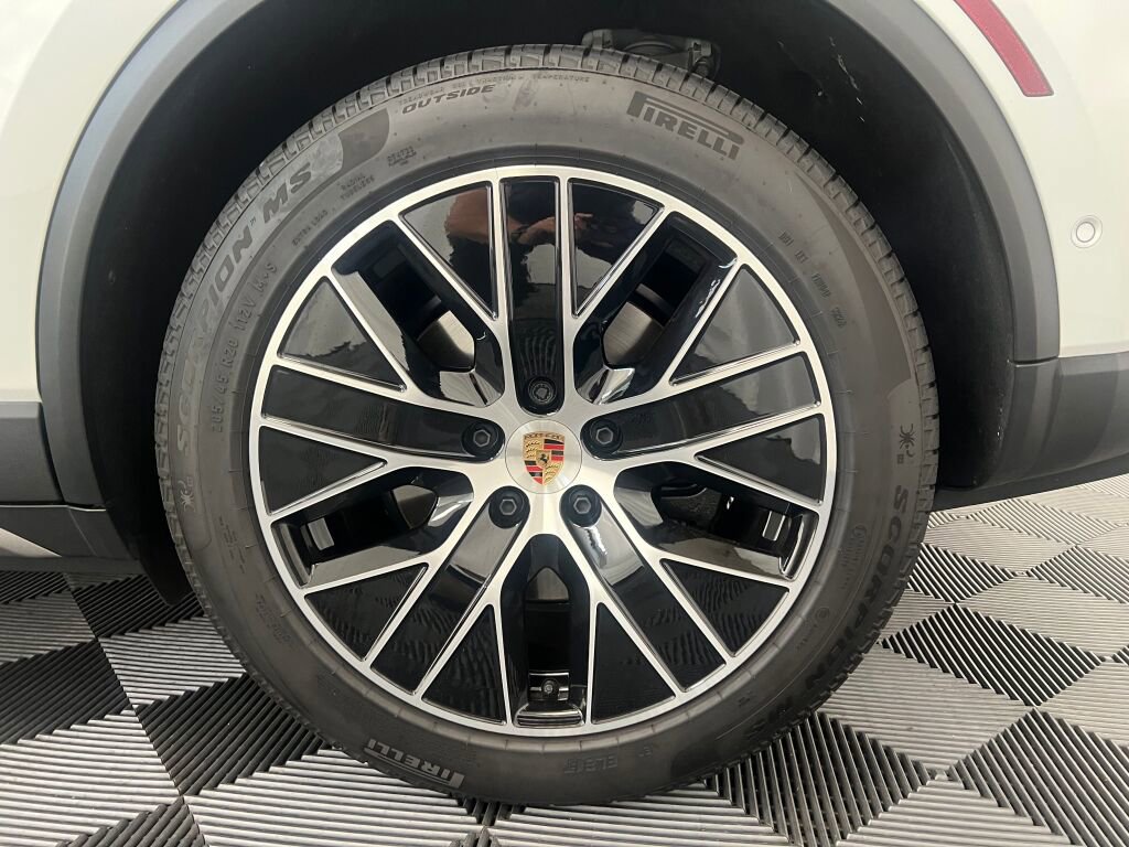 Certified 2025 Porsche Macan Electric image 34