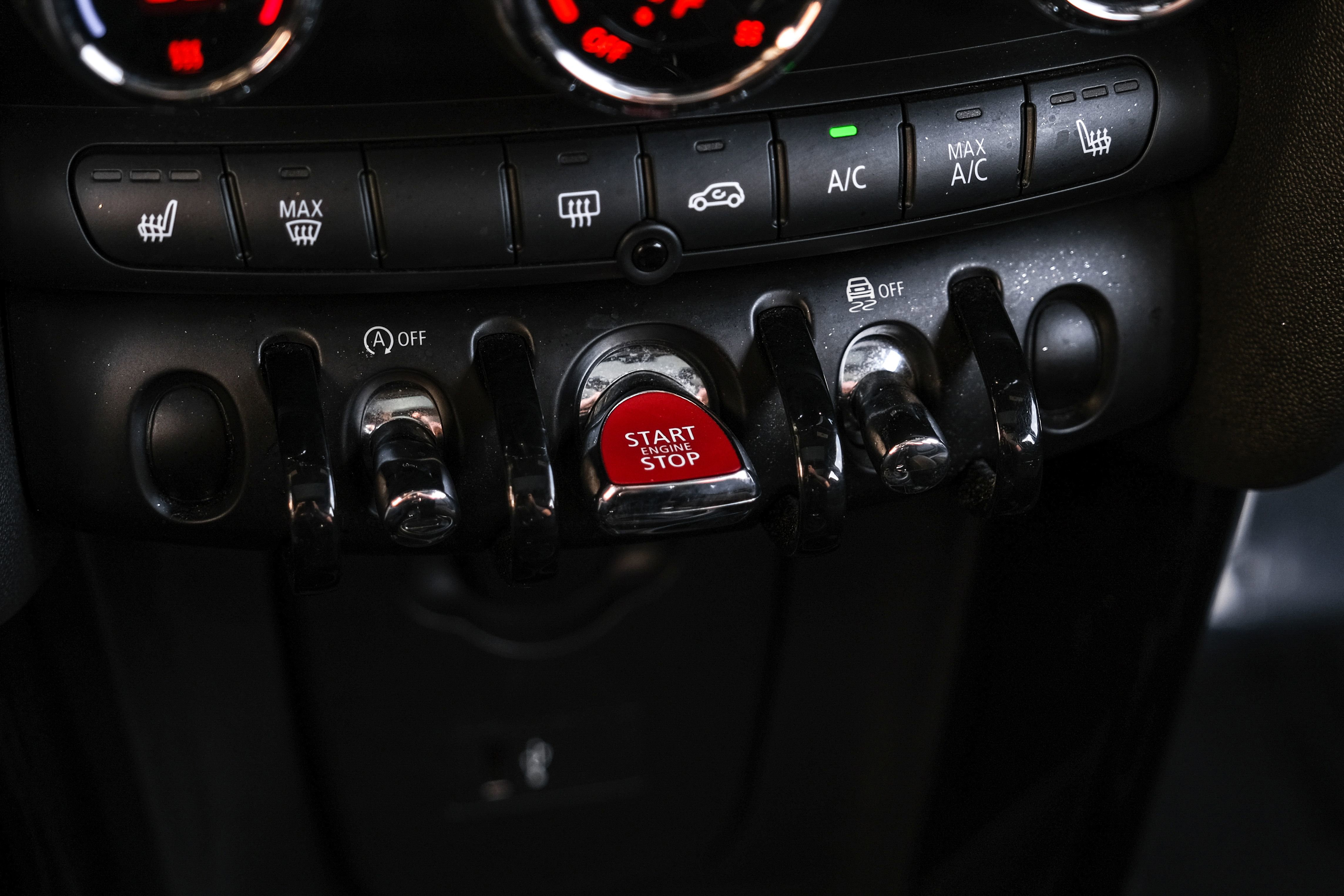 Used 2022 MINI Cooper 4-Door Hardtop w/ Signature Upholstery Package image 20