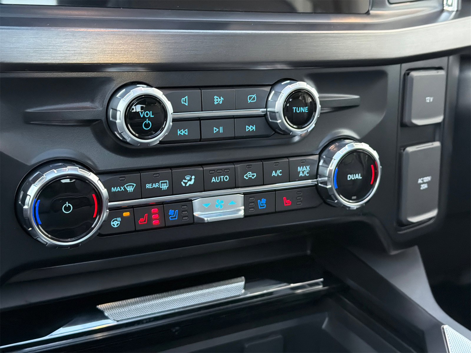 Used 2024 Ford F250 Lariat w/ Lariat Ultimate Package image 29