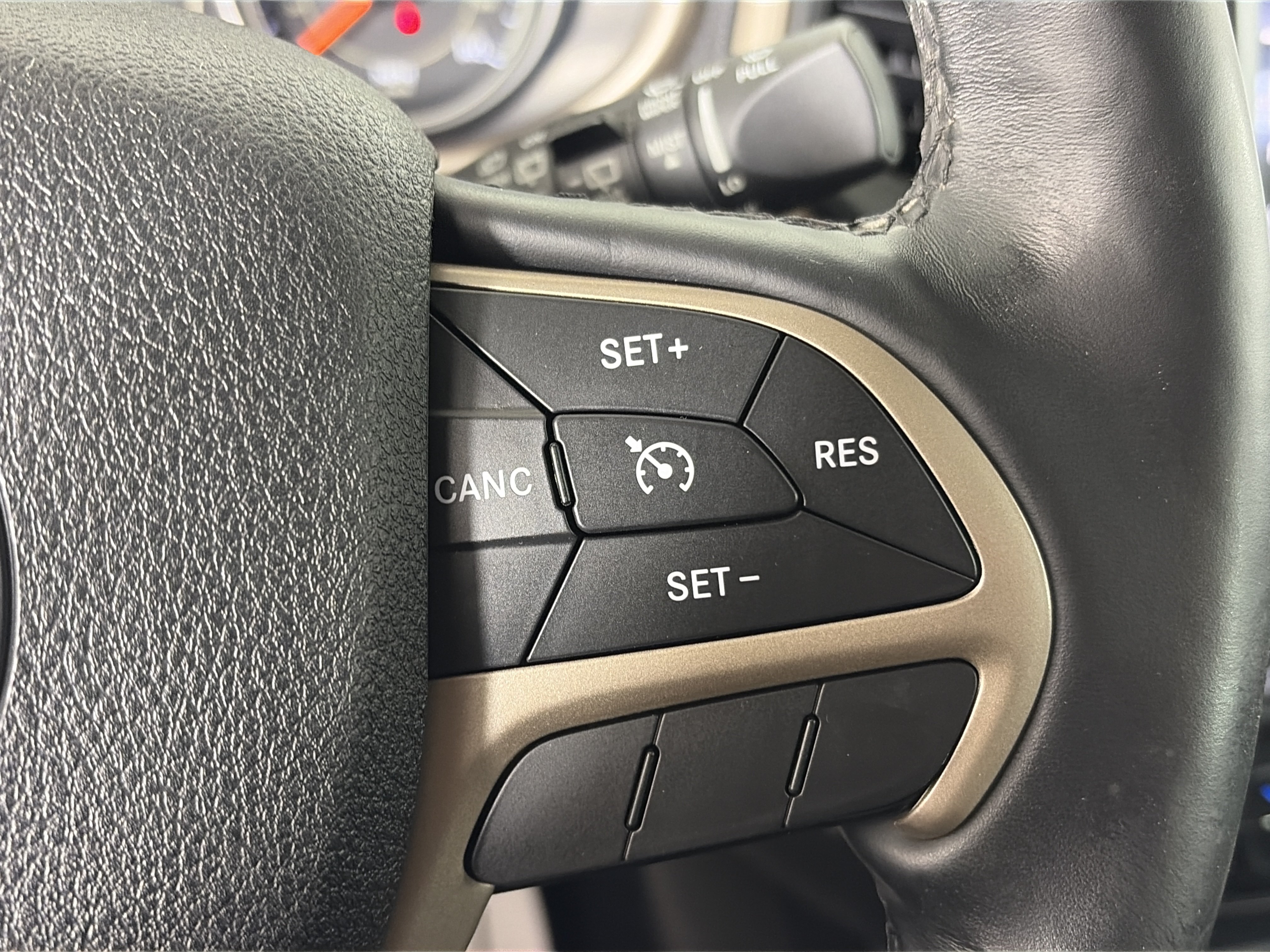 Used 2015 Jeep Cherokee Latitude w/ Cold Weather Group AWD/4WD image 37