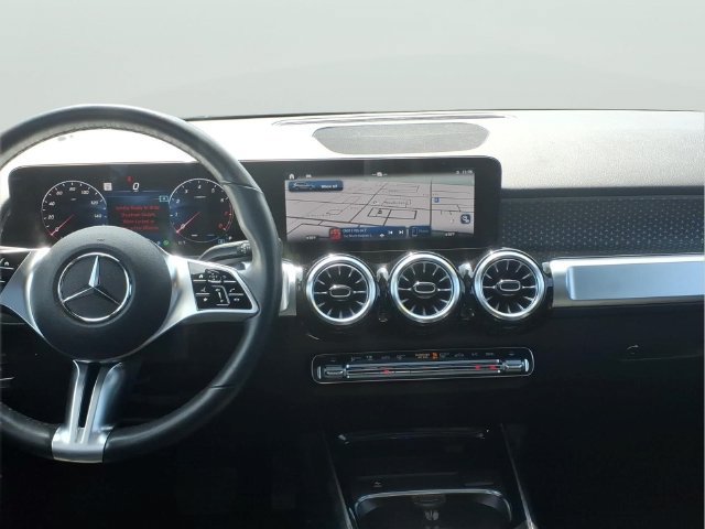 Used 2024 Mercedes-Benz GLB 250 4MATIC w/ Exclusive Package image 11